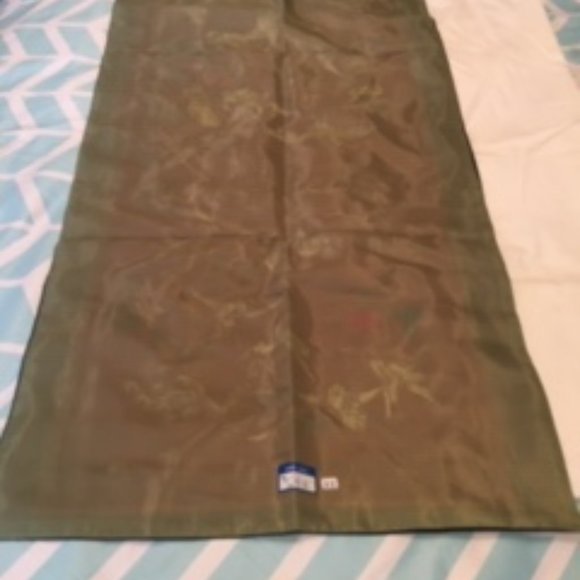 Chinese Silk Embroidered Wall Hanging/Table Runner - Picture 3 of 4